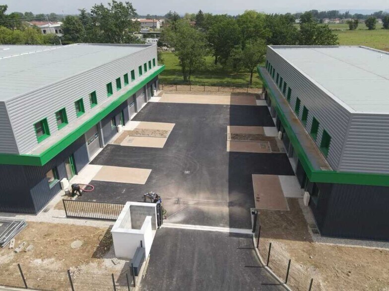 Light Industrial in Tignieu-Jameyzieu to rent - Building Photo - Image 3 of 11