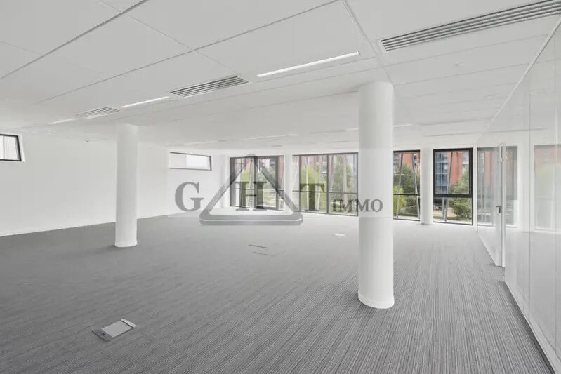 Office in Maisons-Alfort to rent - Interior Photo - Image 1 of 3