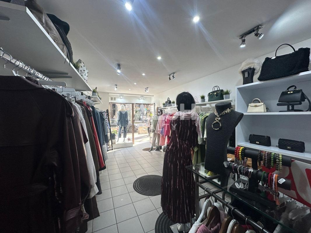 Retail in Lyon to rent Interior Photo- Image 1 of 5