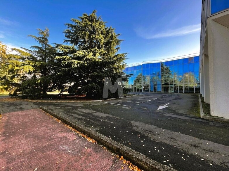Light Industrial in Évry-Courcouronnes to rent - Building Photo - Image 2 of 20