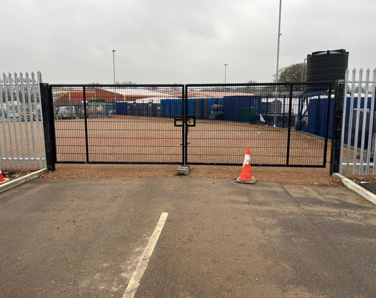 Castleman Close, Three Legged Cross to rent - Building Photo - Image 3 of 3