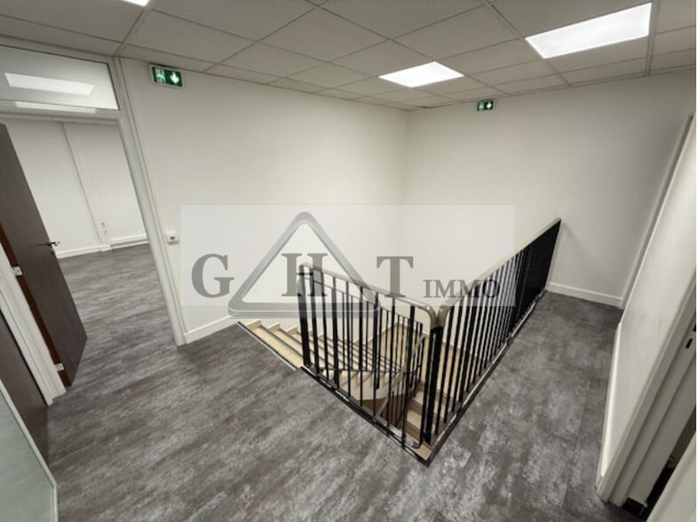 Industrial in Louvres to rent - Interior Photo - Image 3 of 3