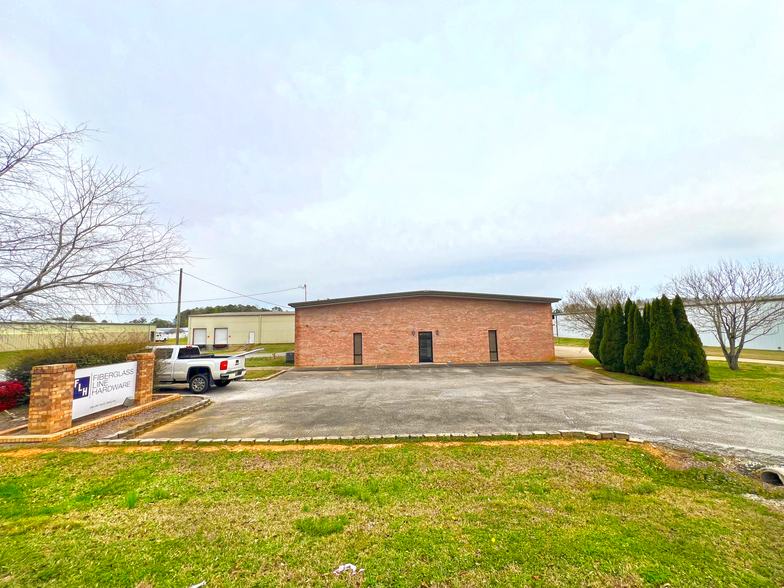 105 Industrial Blvd, Rainbow City, AL for rent - Building Photo - Image 1 of 7