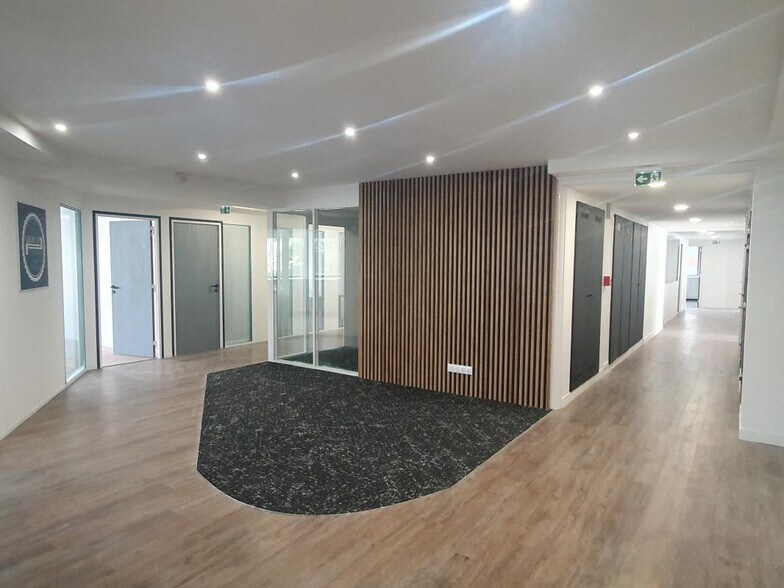 Office in Suresnes to rent - Lobby - Image 1 of 7
