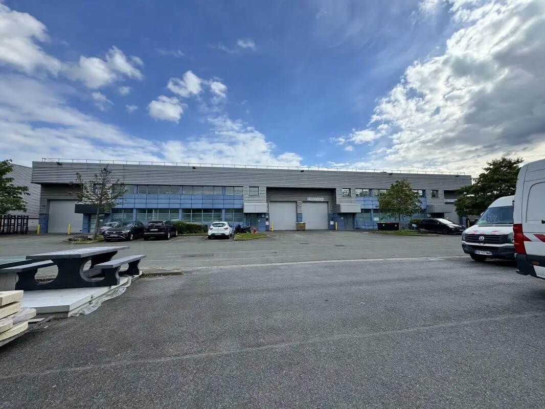 Light Industrial in La Courneuve to rent Building Photo- Image 1 of 4