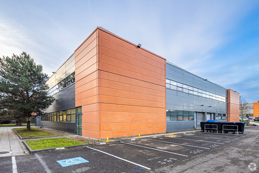 120 Allée Jacques Monod, Saint-Priest to rent - Building Photo - Image 2 of 2