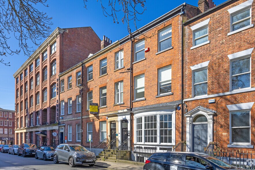 25 Park Sq W, Leeds to rent - Building Photo - Image 2 of 3