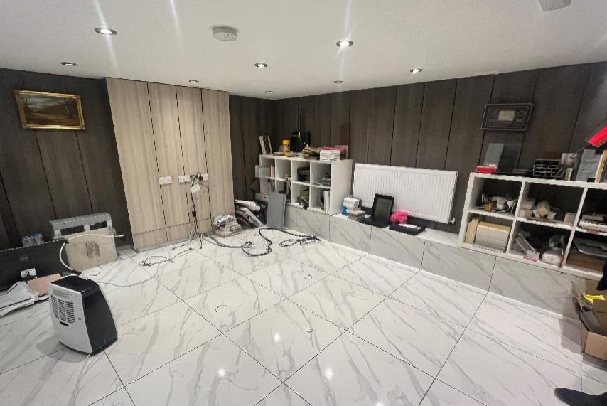 371 Woolwich Road, London to rent - Lobby - Image 2 of 3