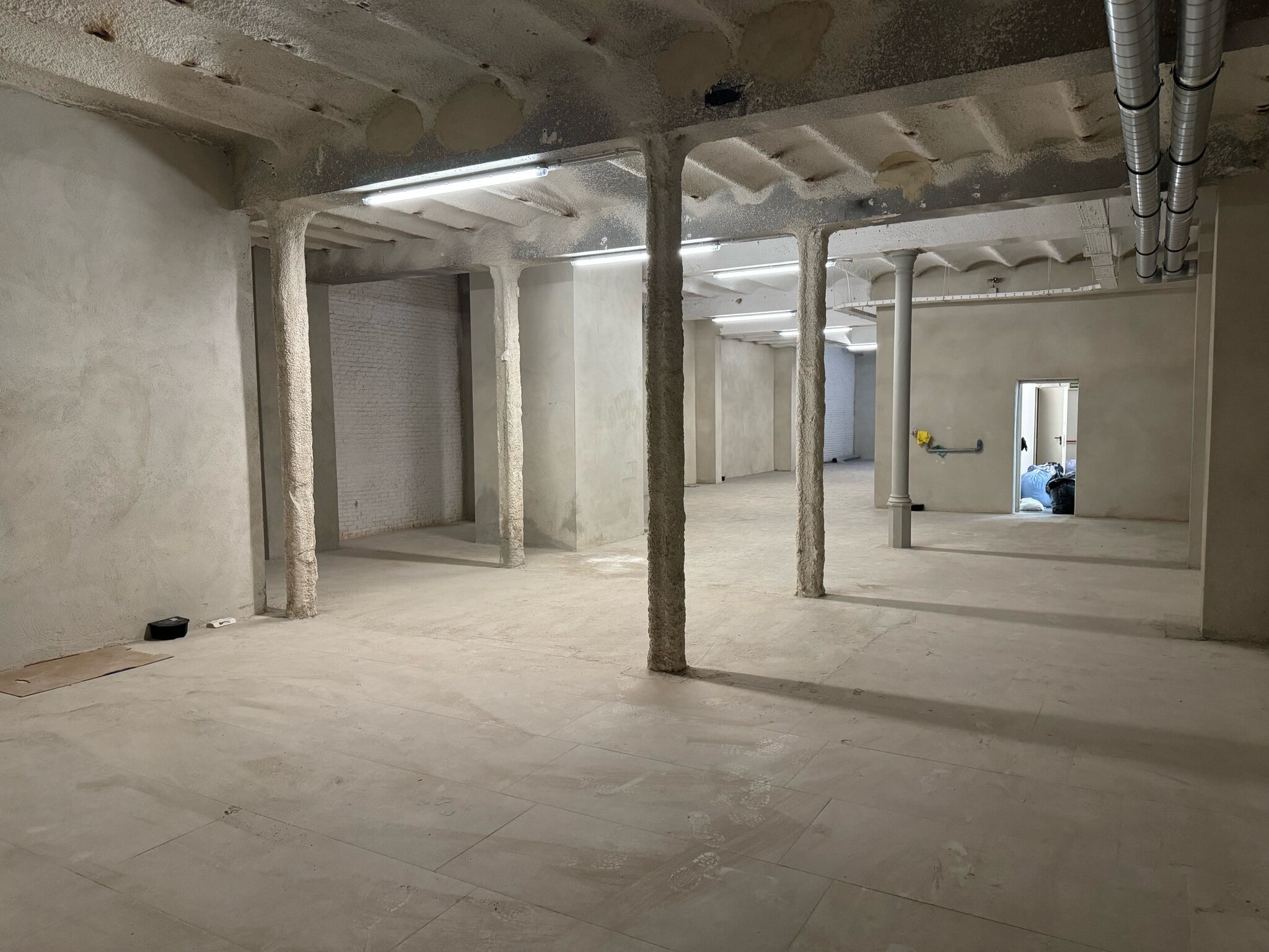 Retail in Barcelona to rent Interior Photo- Image 1 of 7