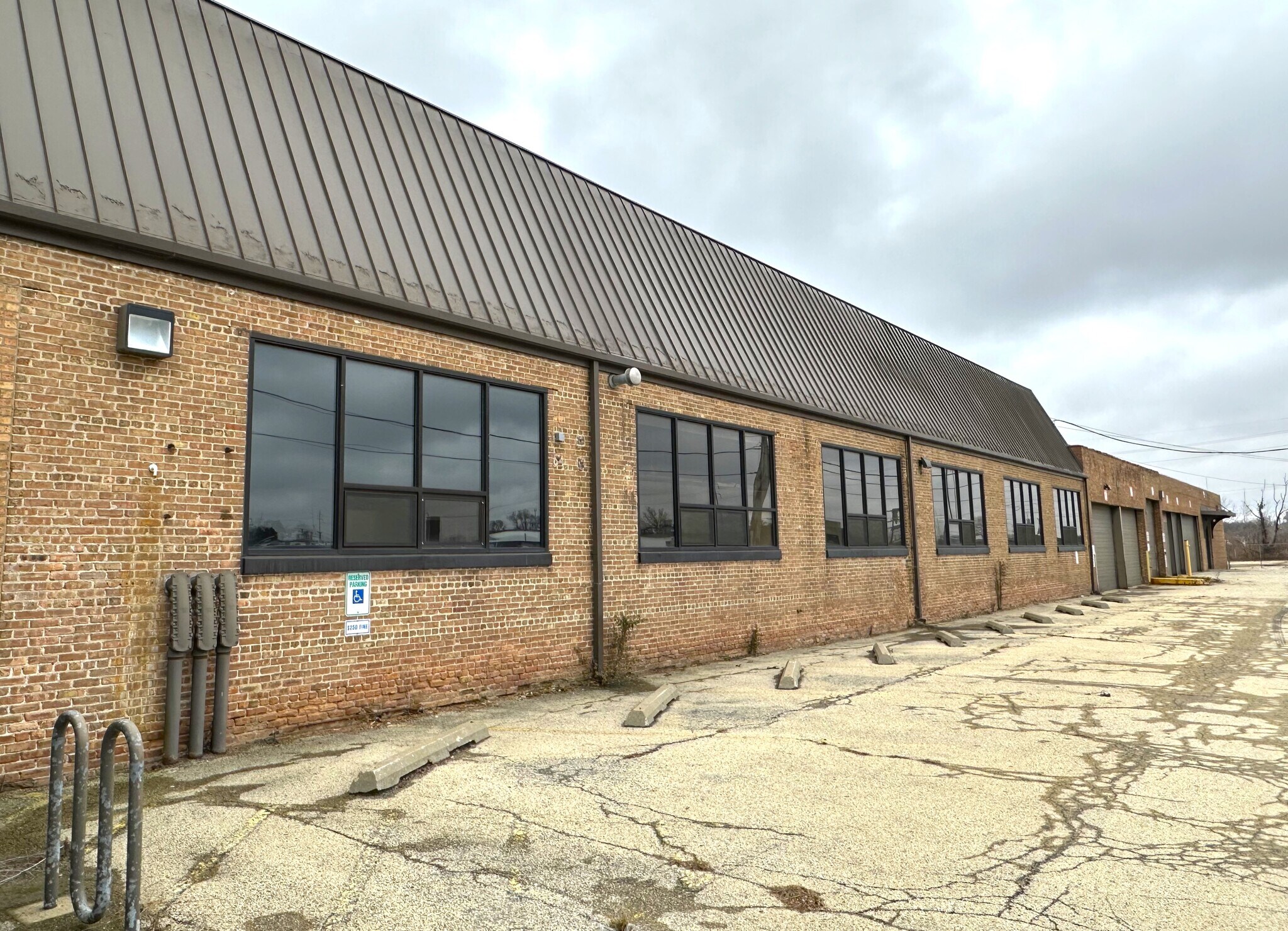 1907 Kishwaukee St, Rockford 61104 Flex for Rent