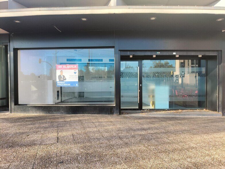 Retail in Zaragoza, Zaragoza to rent - Building Photo - Image 1 of 56