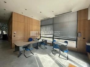 Retail in Lyon to rent Interior Photo- Image 1 of 5