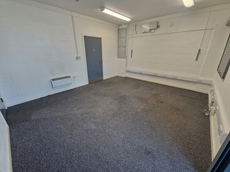 Limberline Rd, Portsmouth to rent - Building Photo - Image 3 of 14