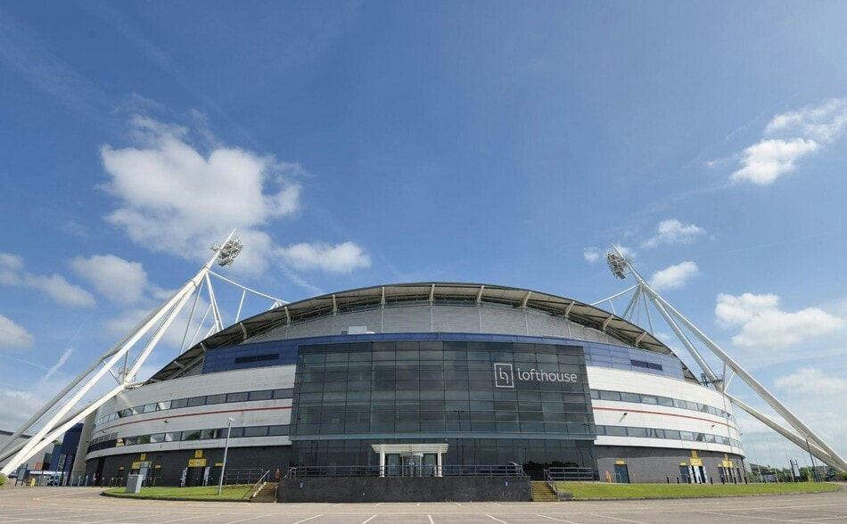 Burnden Way, Bolton to rent - Building Photo - Image 1 of 6