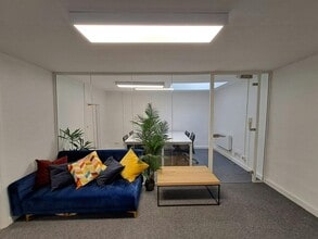 5 High Street, Windsor to rent Interior Photo- Image 1 of 12