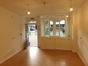 14 High St, Torrington to rent Interior Photo- Image 2 of 5