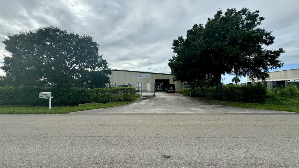 7485 Commercial Cir, Fort Pierce, FL for sale - Building Photo - Image 1 of 30