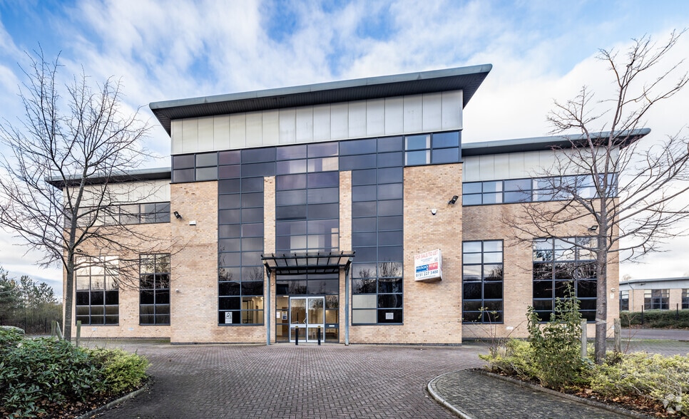 Hurricane Dr, Liverpool to rent - Primary Photo - Image 1 of 3