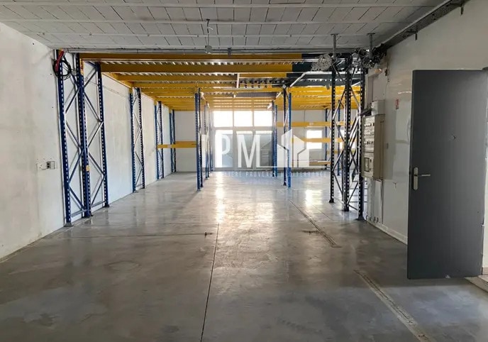 Light Industrial in Aubagne to rent Interior Photo- Image 1 of 19