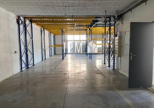 Light Industrial in Aubagne to rent Interior Photo- Image 1 of 19