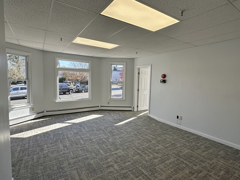 178 New Bridge St, West Springfield, MA for rent - Building Photo - Image 1 of 9