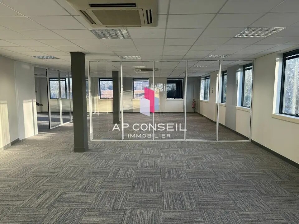 Office in Saint-Germain-en-Laye to rent Interior Photo- Image 1 of 6