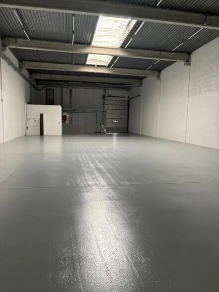 Light Industrial in Éragny to rent - Interior Photo - Image 2 of 7