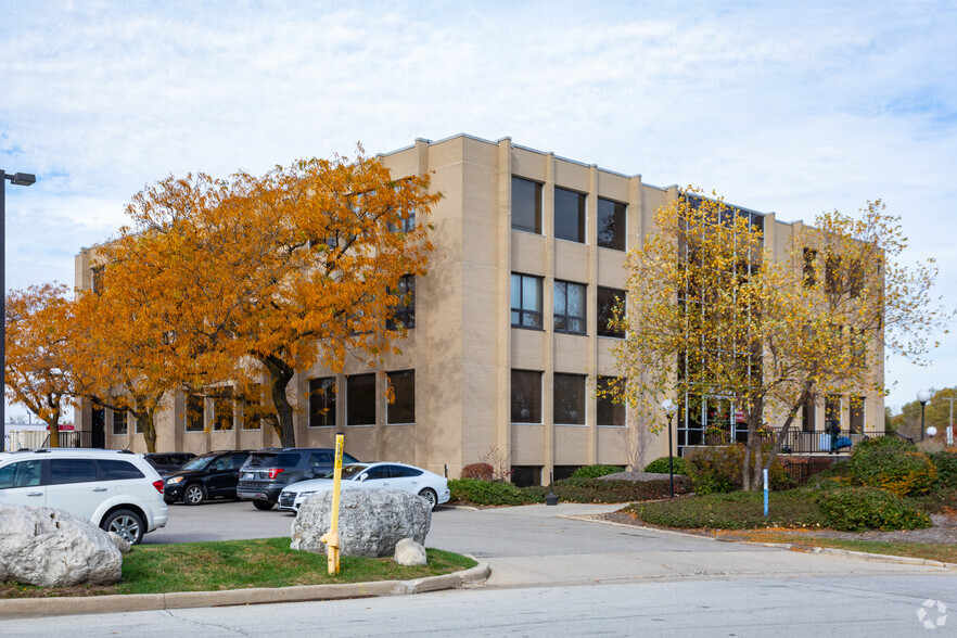 700 Nicholas Blvd, Elk Grove Village, IL for rent - Building Photo - Image 1 of 10