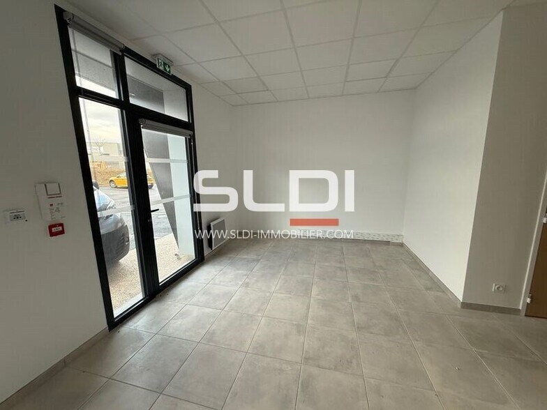 14 Rue Des Sablières, Saint-Quentin-Fallavier to rent - Interior Photo - Image 3 of 8