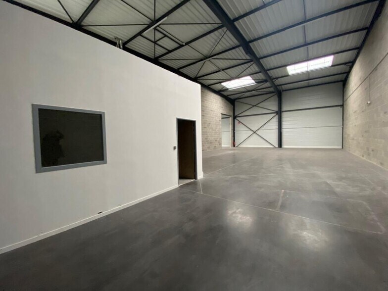 Light Industrial in Corbas for sale - Interior Photo - Image 3 of 8