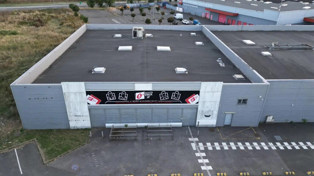 Location Commerce 1 200 m² - Photo 1