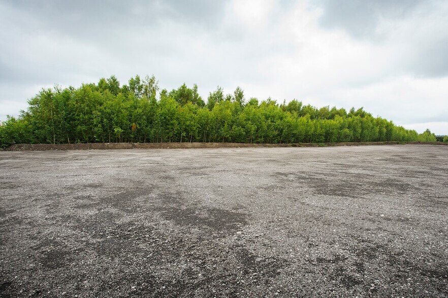 A1 Rd, Manchester to rent - Building Photo - Image 3 of 4