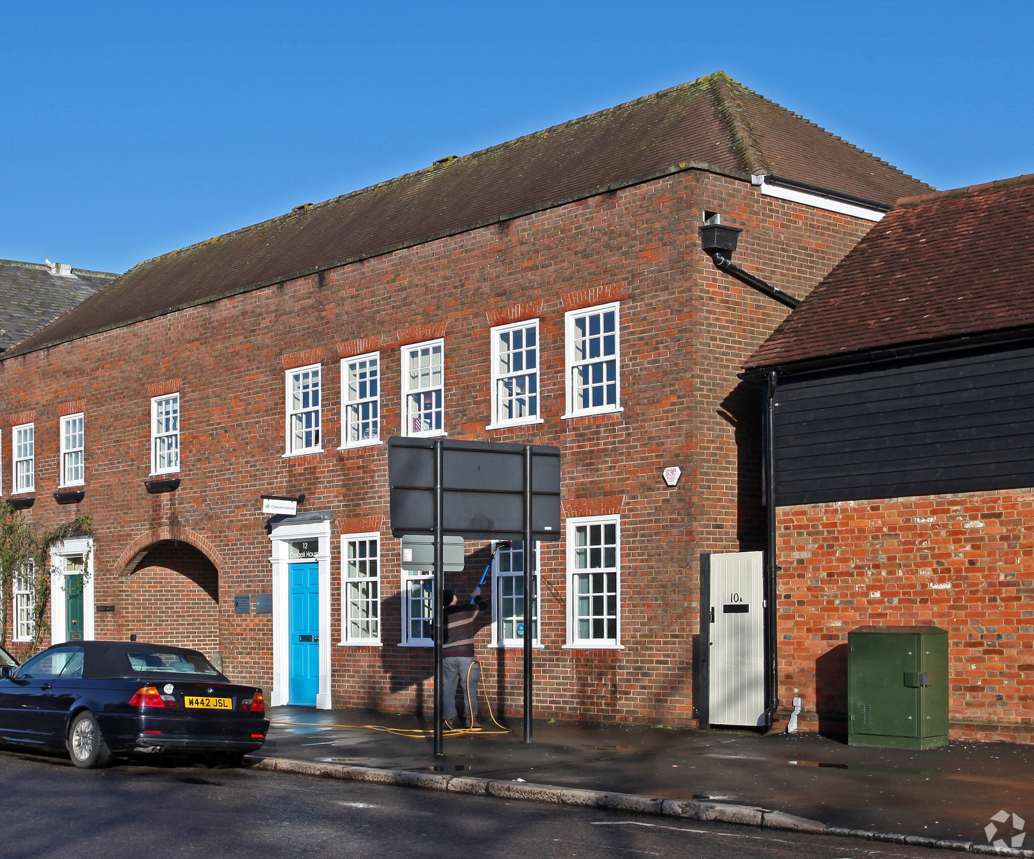 12 Aylesbury End, Beaconsfield for sale Primary Photo- Image 1 of 1