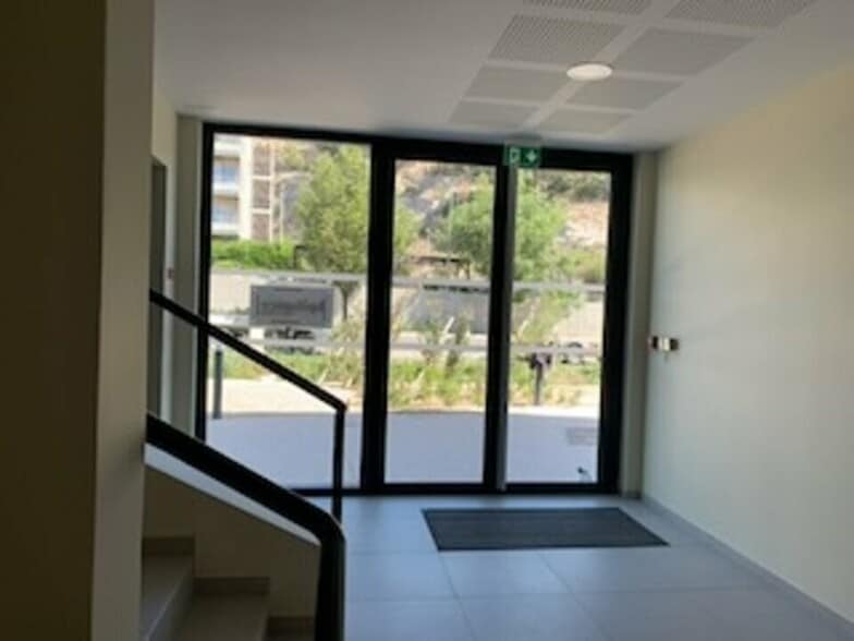 Office in Avignon for sale - Lobby - Image 2 of 8