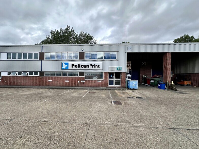 Farmbrough Clos, Aylesbury to rent - Building Photo - Image 2 of 39