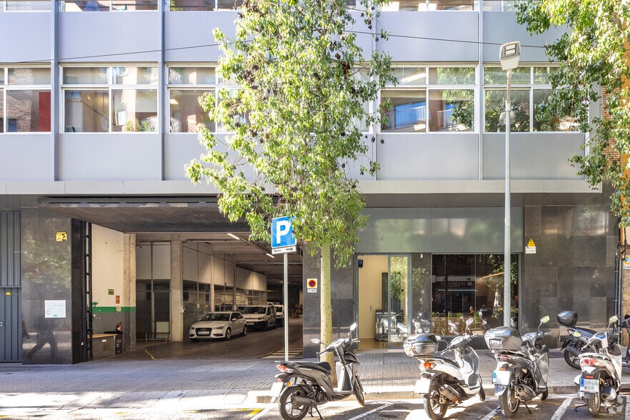 Office in Barcelona, Barcelona to rent - Building Photo - Image 2 of 4