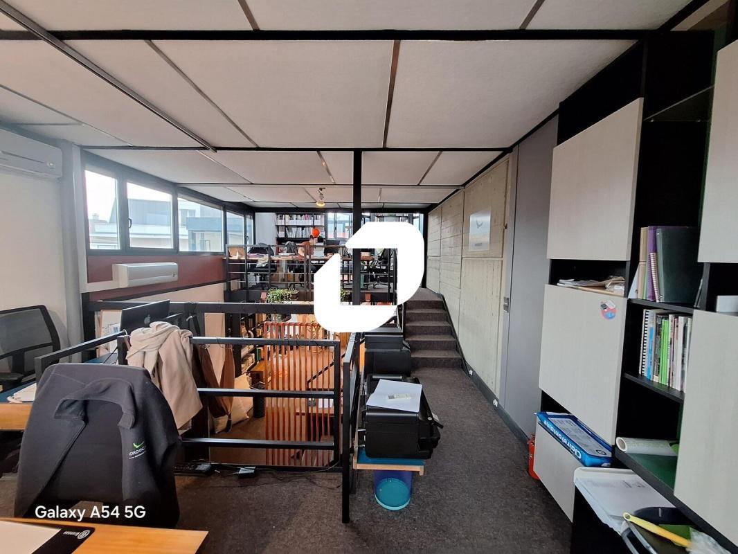 Office in Sèvres to rent Building Photo- Image 1 of 7