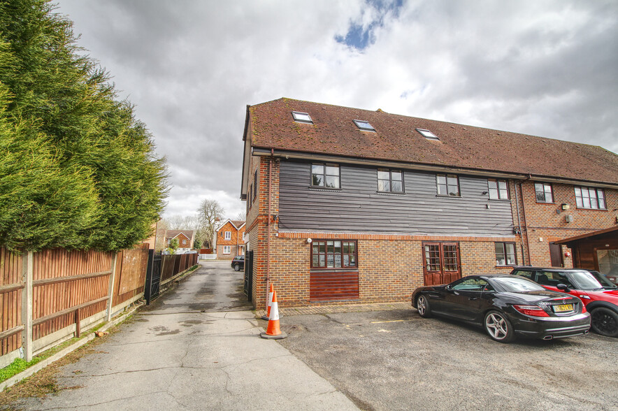 Old Horsham Rd, Dorking for rent - Building Photo - Image 1 of 3