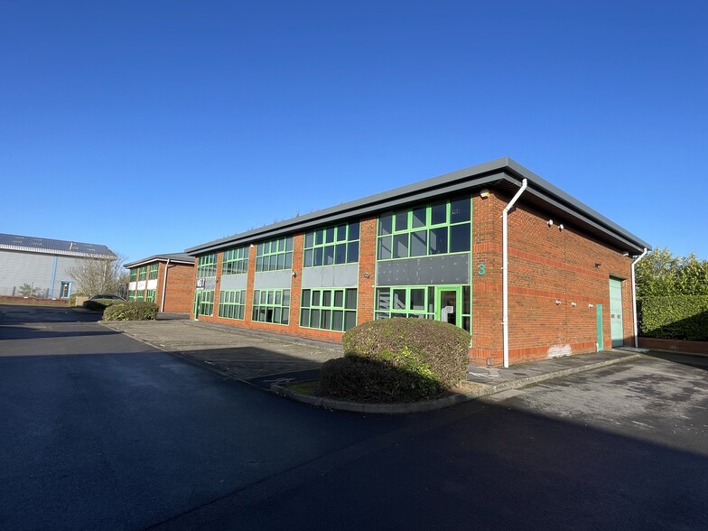 Royce Clos, Andover to rent - Building Photo - Image 2 of 4