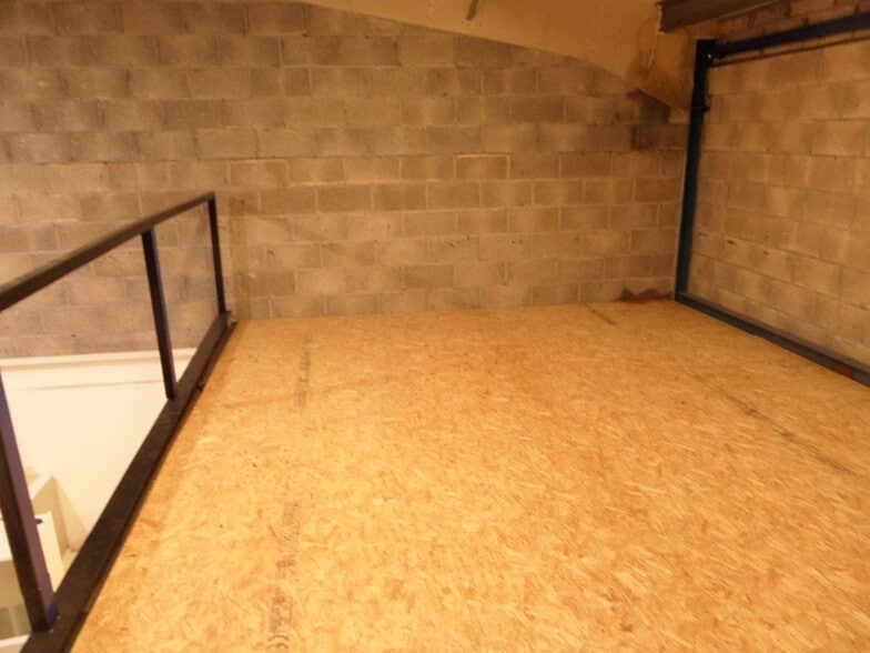 6 Millers Av, Bridgend to rent - Interior Photo - Image 3 of 4