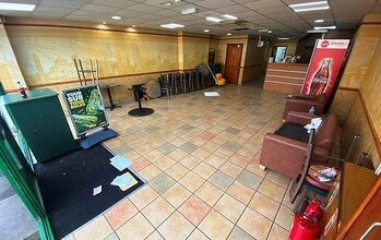 80 Stourport Rd, Kidderminster to rent Lobby- Image 2 of 2