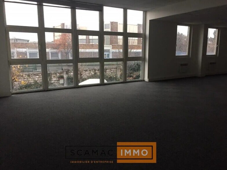 Office in Rognac to rent - Building Photo - Image 3 of 4