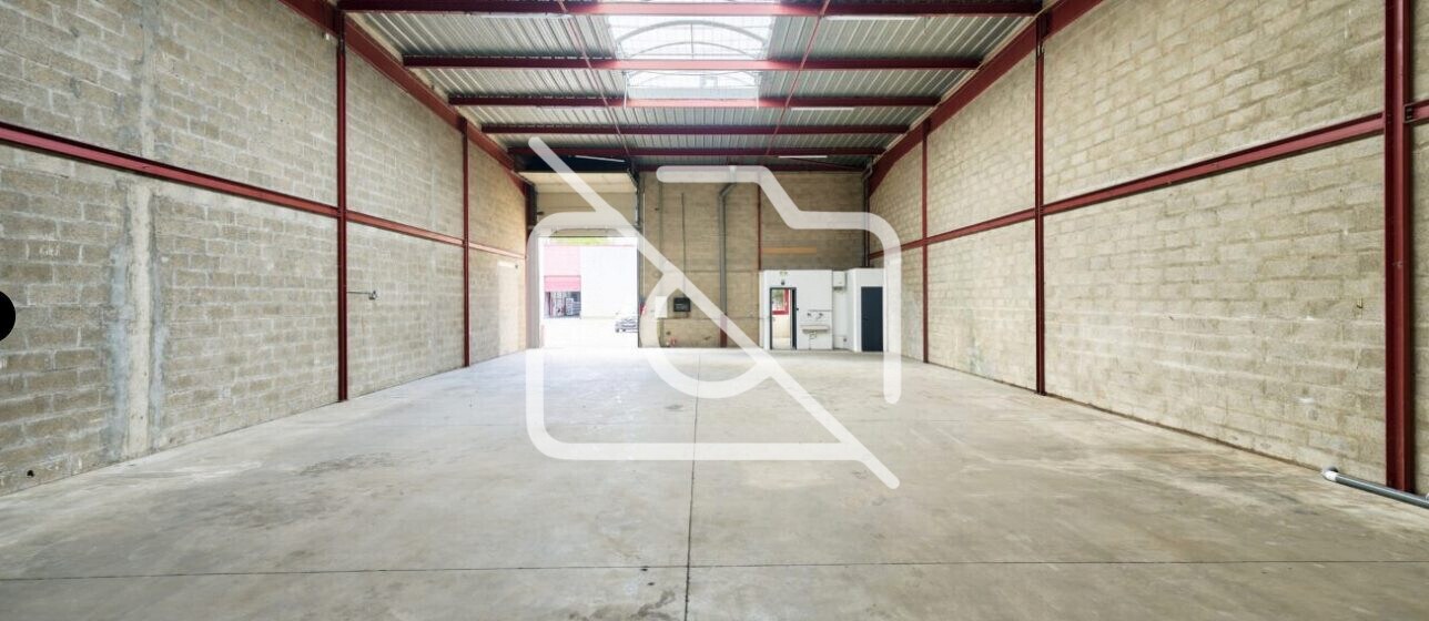 Light Industrial in Bondoufle to rent Interior Photo- Image 1 of 4