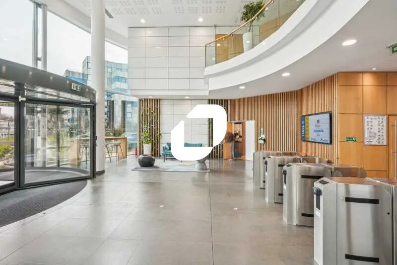 Office in Gennevilliers to rent - Lobby - Image 2 of 16