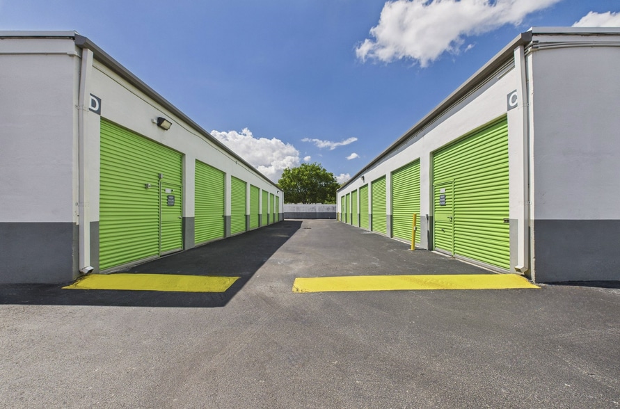 W.P. Carey 35 Property Portfolio portfolio of 35 properties for sale on LoopNet.co.uk - Building Photo - Image 2 of 50