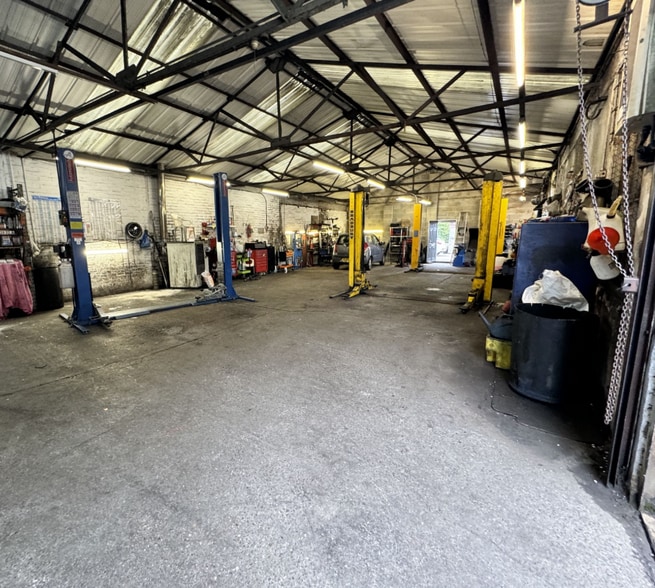 Barnsley Road, Cudworth portfolio of 3 properties for sale on LoopNet.co.uk - Interior Photo - Image 3 of 7