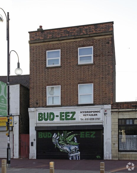 137 Broad St, Dagenham to rent - Primary Photo - Image 1 of 1
