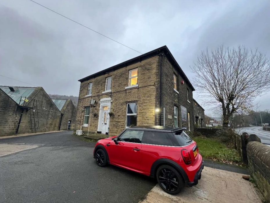 196 Huddersfield Rd, Holmfirth to rent Primary Photo- Image 1 of 3