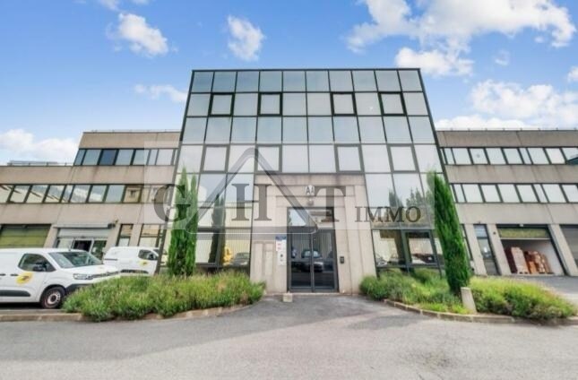 Industrial in Ivry-sur-Seine to rent - Building Photo - Image 1 of 4