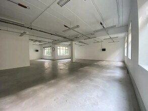 Light Industrial in Chevilly-Larue to rent Interior Photo- Image 1 of 4